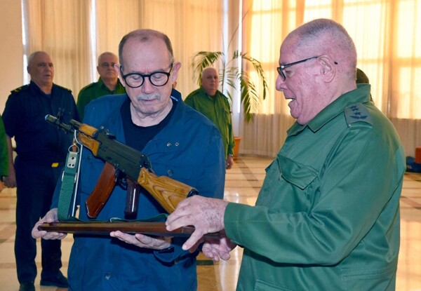 Cuban Government Presents AKM Rifle to Silvio Rodríguez